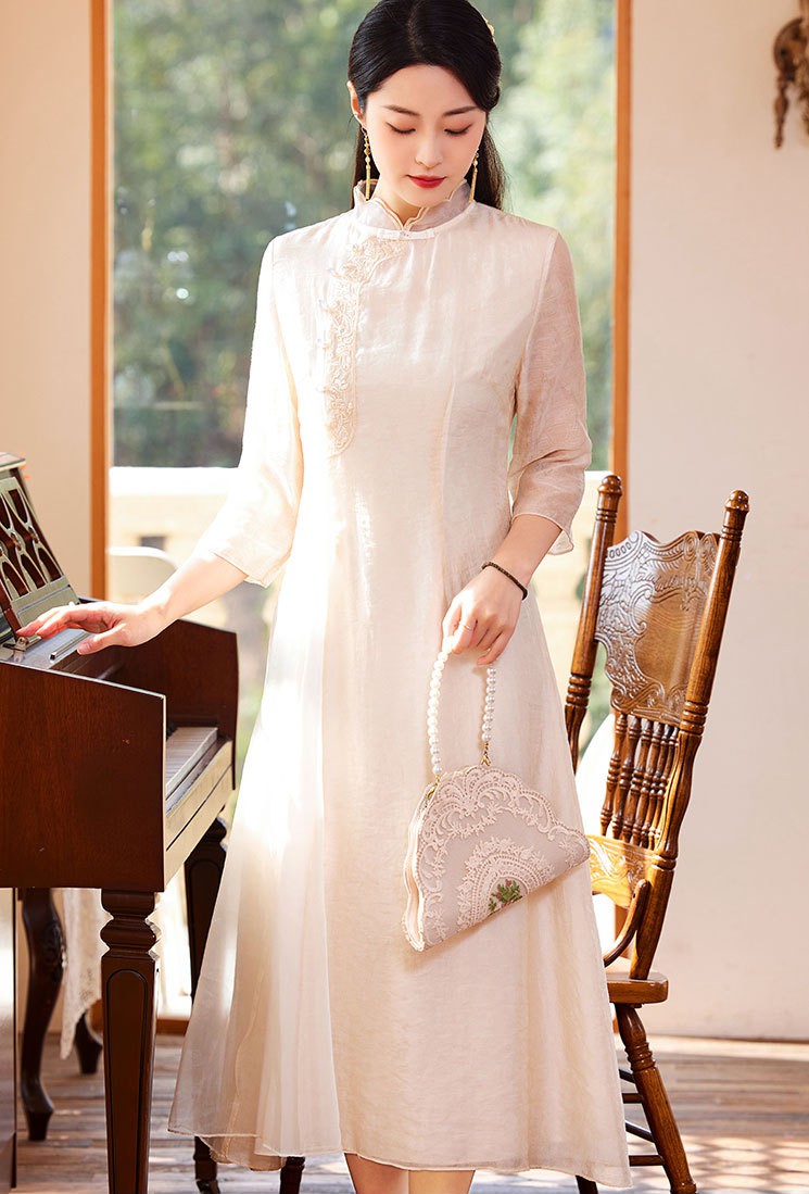 Chinese Style Dress with Retro Ethnic Embroidery and Slim Fit Cheongsam Collar