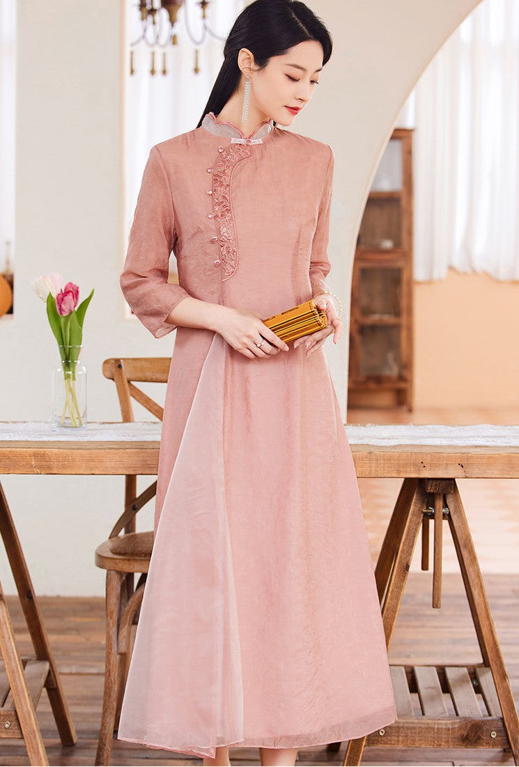 Chinese Style Dress with Retro Ethnic Embroidery and Slim Fit Cheongsam Collar