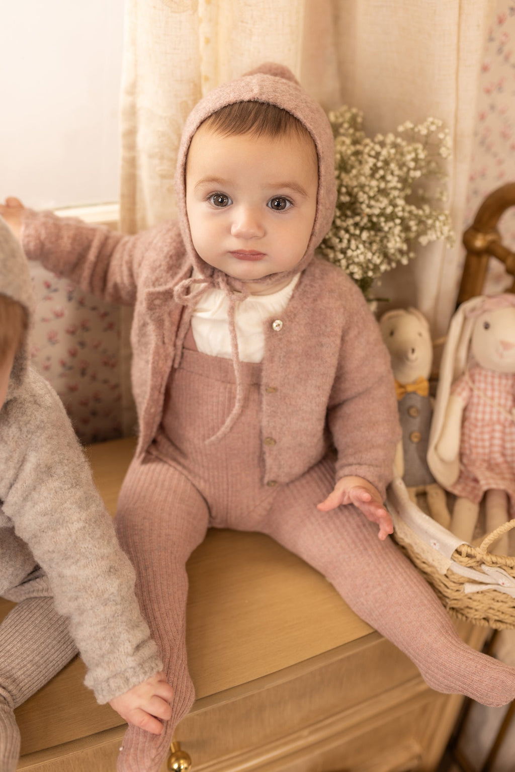 Bee & Dee Textured wool rose ensemble set